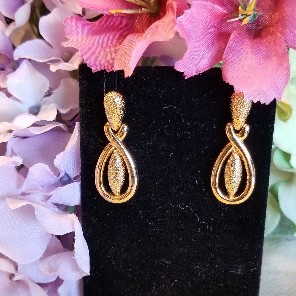 Gold Tone Teardrop #118